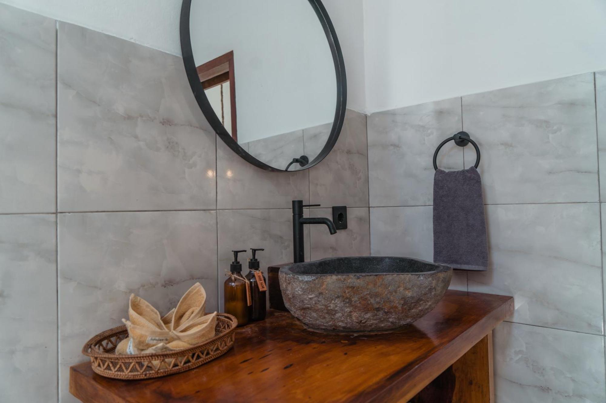 Sunscape Villa - Beachfront And Private Pool Gili Air Exterior photo