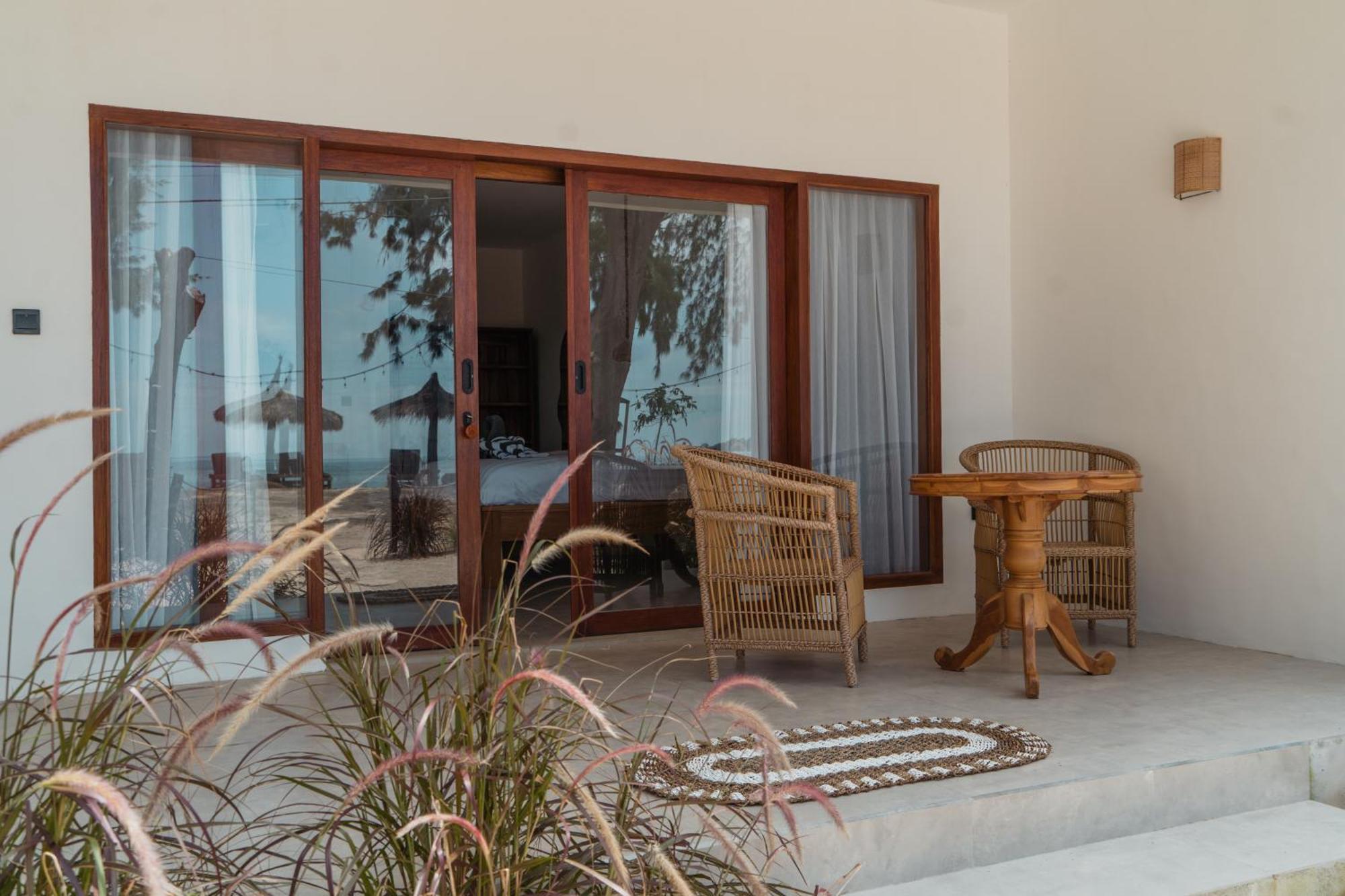 Sunscape Villa - Beachfront And Private Pool Gili Air Exterior photo